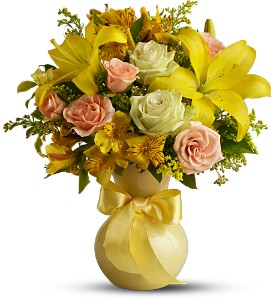 Teleflora's Sunny Smiles in Sewell�NJ, Lamp Light Florist And Gift